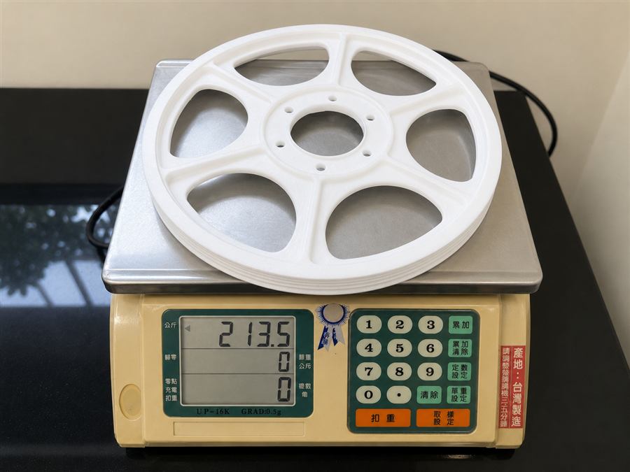 塑膠線軸加 150 kg/cm² 氮氣秤重 213.5 克